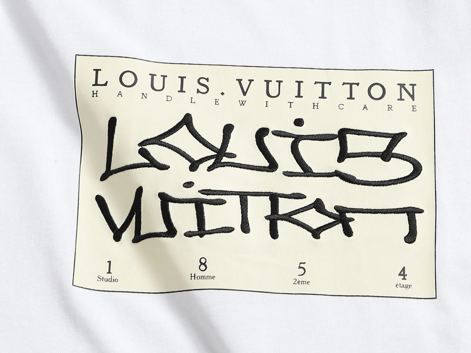 🅿️170 𝐋𝐎𝐔𝐈𝐒 𝐕𝐔𝐈𝐓𝐓𝐎𝐍 𝟐5𝐒𝐒 Printed base embroidered cursive 𝐋𝐨𝐠𝐨 short sleeve 𝐓 shirt Code number: XSSML White Black